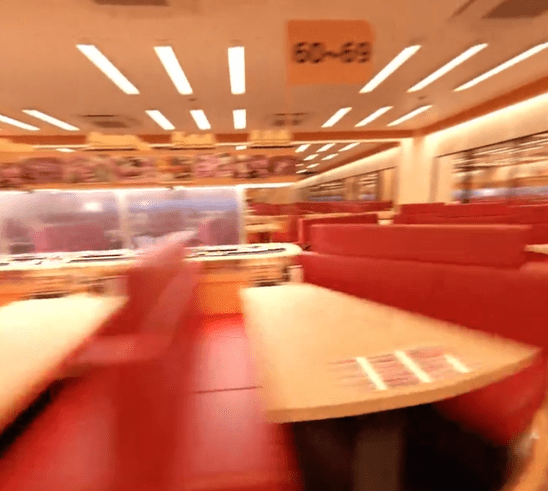 「真·迴转寿司」影片疯传 食客桌椅高速狂转 网友：上到车当你赢