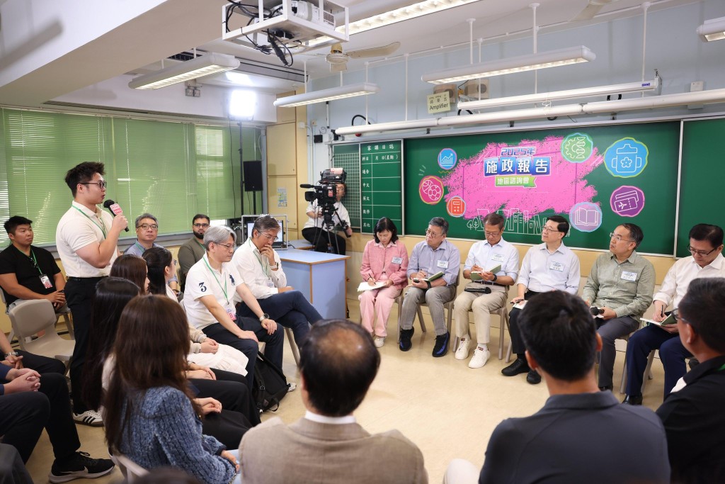 行政長官李家超今日(27日)到紅磡出席首場施政報告諮詢會。李家超fb 行政長官李家超今日(27日)到紅磡出席首場施政報告諮詢會。李家超fb