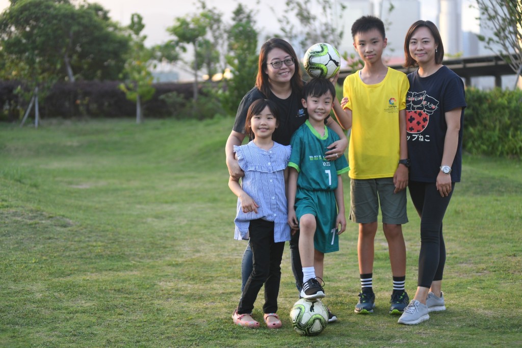 两个家庭因为足球成为朋友。 本报记者摄