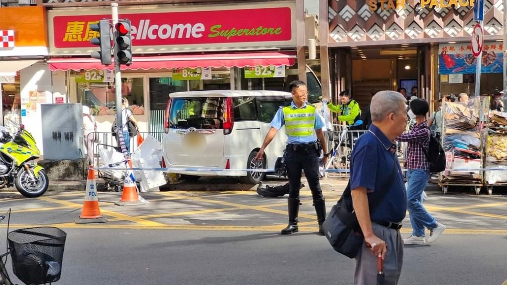 七人车铲上行人路撞向超市门口，一名女途人被撞倒受伤。fb 香港突发事故报料区 Ka Yin