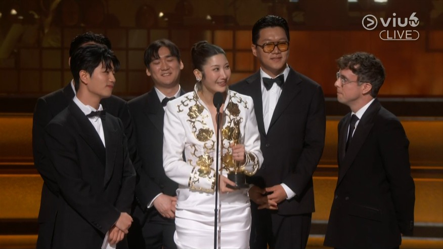 Kpop獵魔女團（KPop Demon Hunters）主題曲Golden奪得「最佳原創歌曲」，Ejae代表團隊上台領取奧斯卡2026獎項。（圖片來源：ViuTV電視截圖）