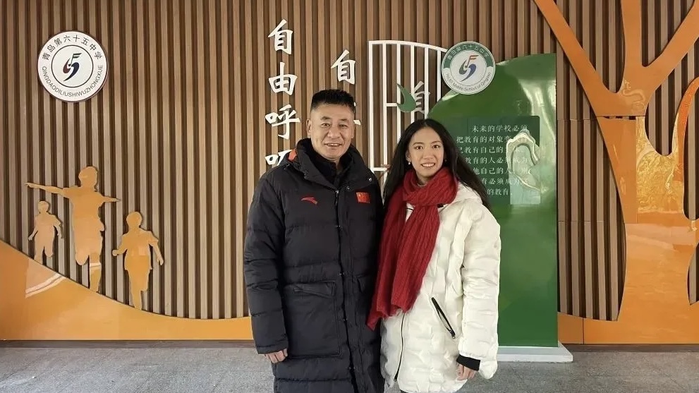 蔣雨融與初中班主任呂老師合照。 蔣雨融與初中班主任呂老師合照。