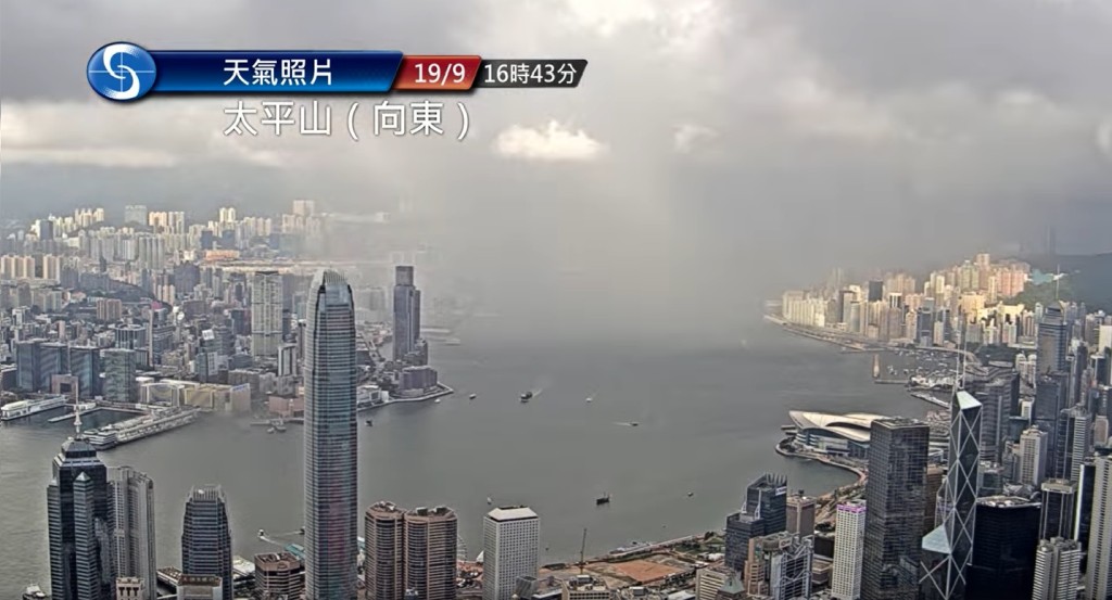 維港昨日出現驟雨,下午更乍現彩虹。天文台FB圖片