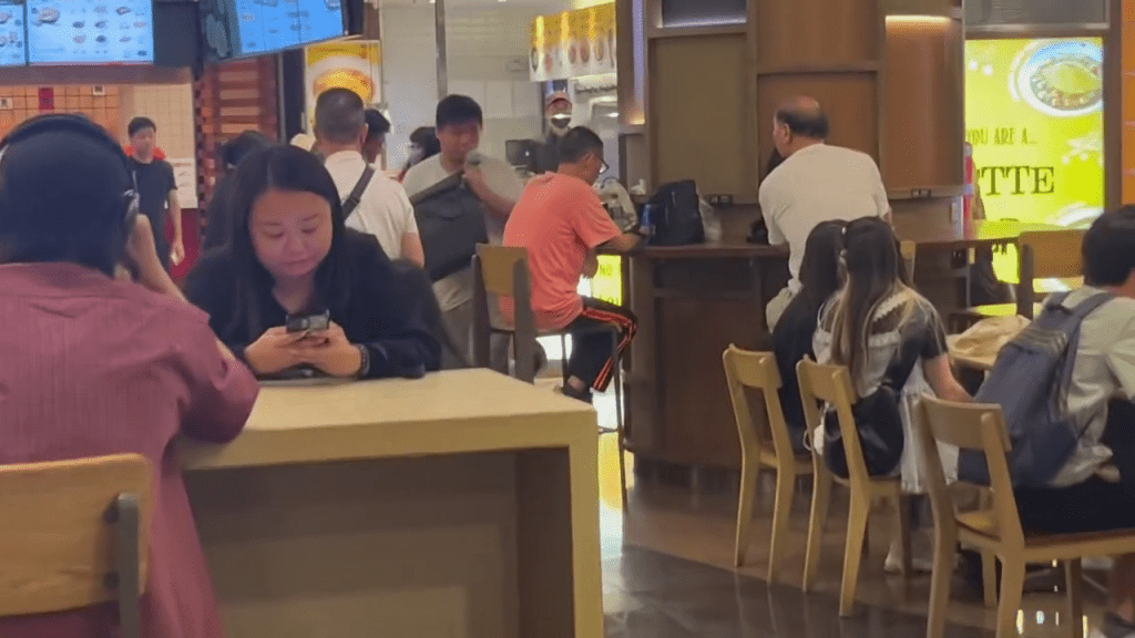 有附近食客連忙拿背囊遠離麻煩，也有人懶理繼續玩手機及平板。