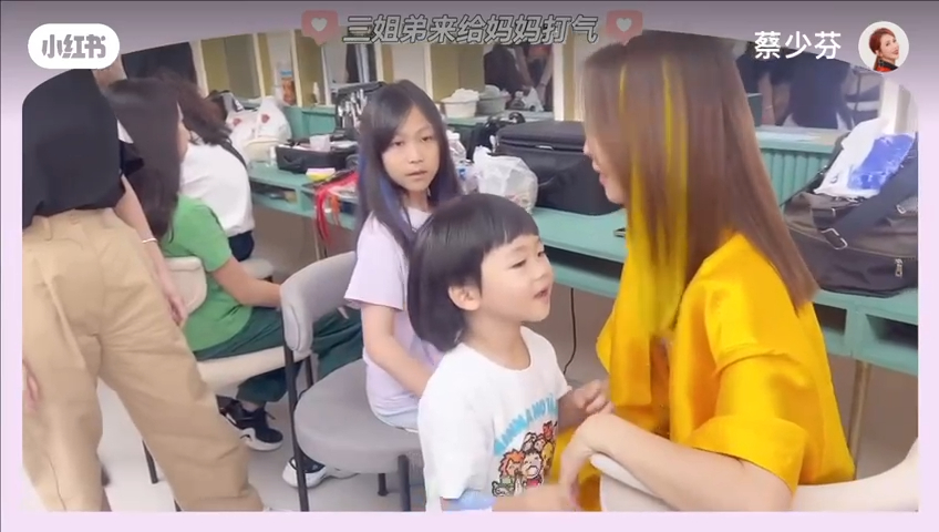 魚蛋在媽媽一聲令下即時上前送吻。