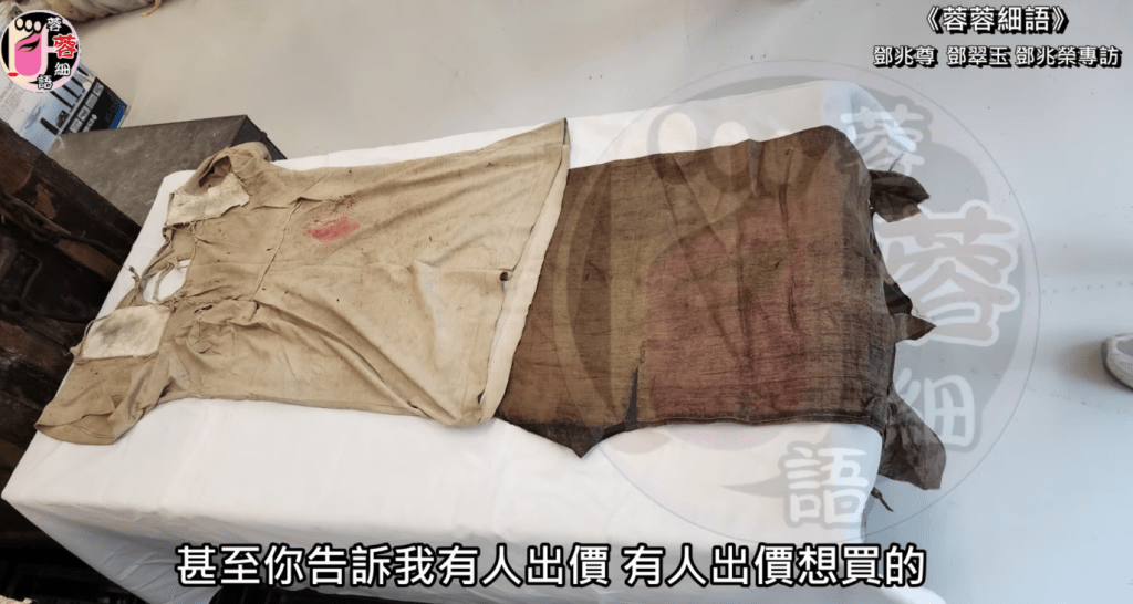 鄧小艾指有人曾出價想收購新馬師曾這套乞兒裝。（《蓉蓉細語》節目截圖）