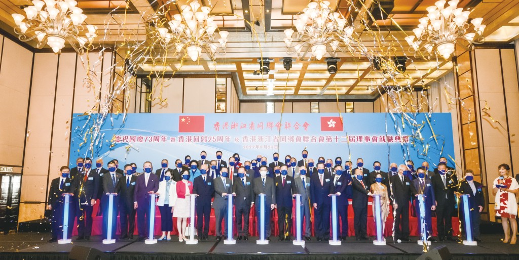 陳仲尼會長與一眾主禮嘉賓及第十二屆理事舉行就職亮燈儀式。