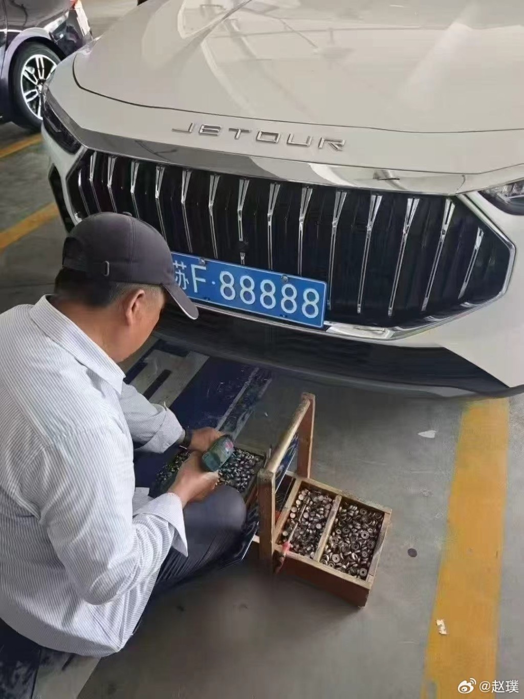 楊女士即場為新買座駕裝上「88888」車牌。微博@趙璞 楊女士即場為新買座駕裝上「88888」車牌。微博@趙璞