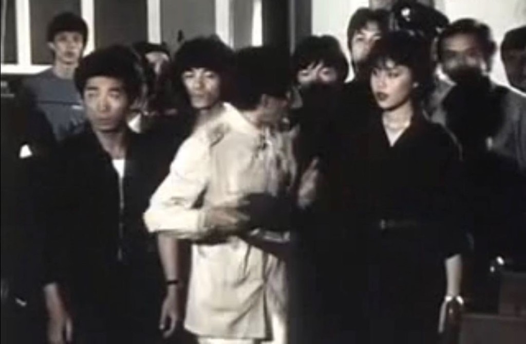 顾纪筠（右）本月初贴出有份演出的电视剧《凹凸神探》截图，悼念同剧的哥哥张国荣逝世20周年。