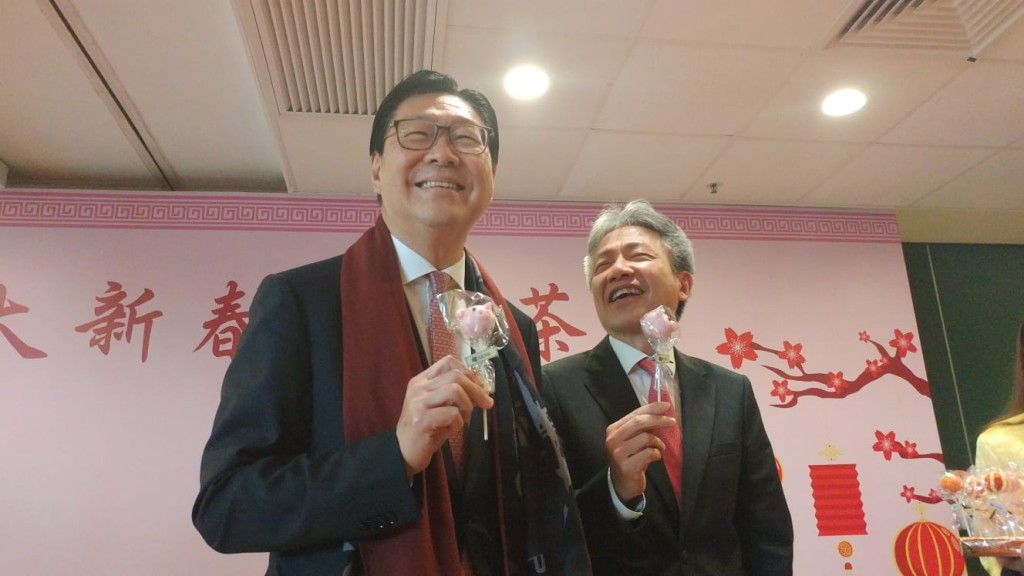 身兼教育大學校董會主席的港鐵主席馬時亨(左)