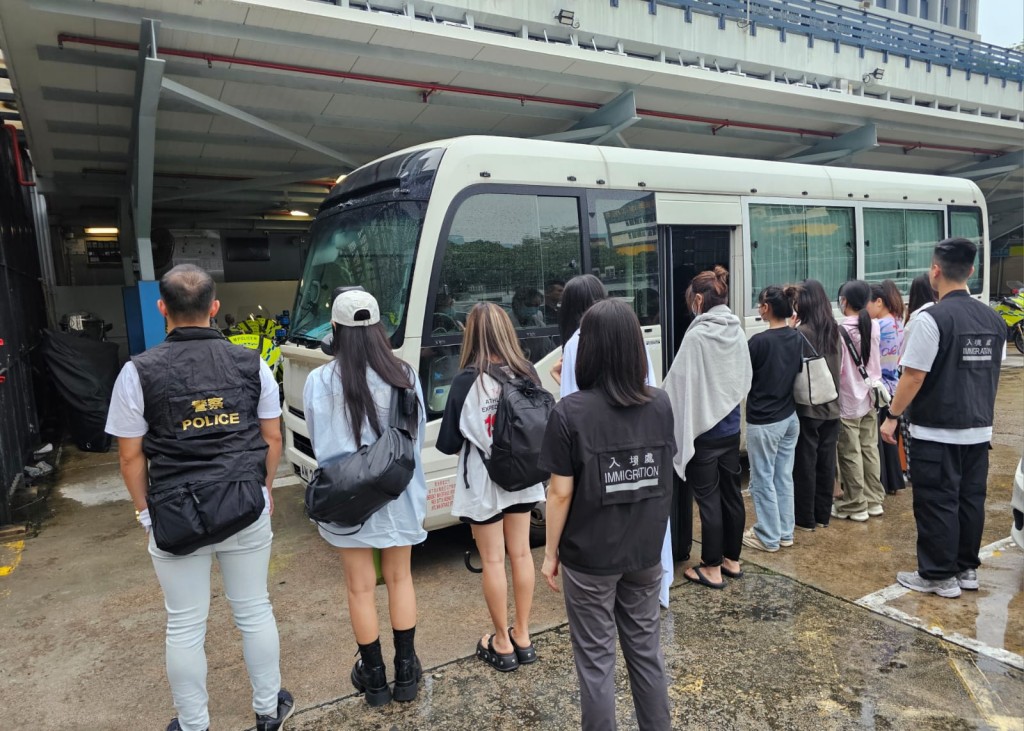 警方拘捕15名內地女子。警方提供