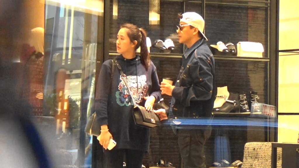 王妤娴曾与老公陈晓东及囡囡被传媒拍到在IFC扫名牌。