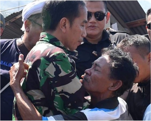 維多多facebook上一張擁抱悲傷災民的照片。圖:維多多fb