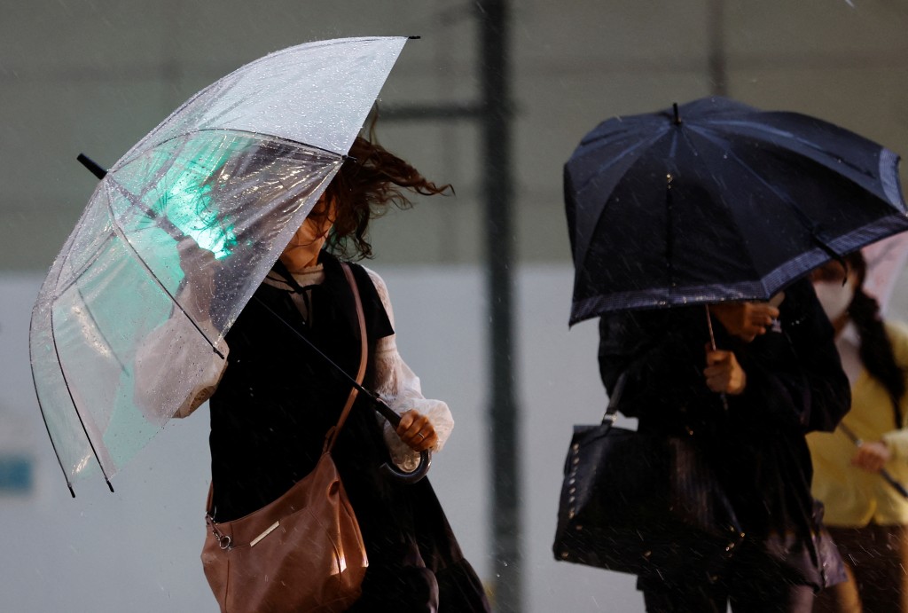 持續暴雨天氣下的日本。 路透社