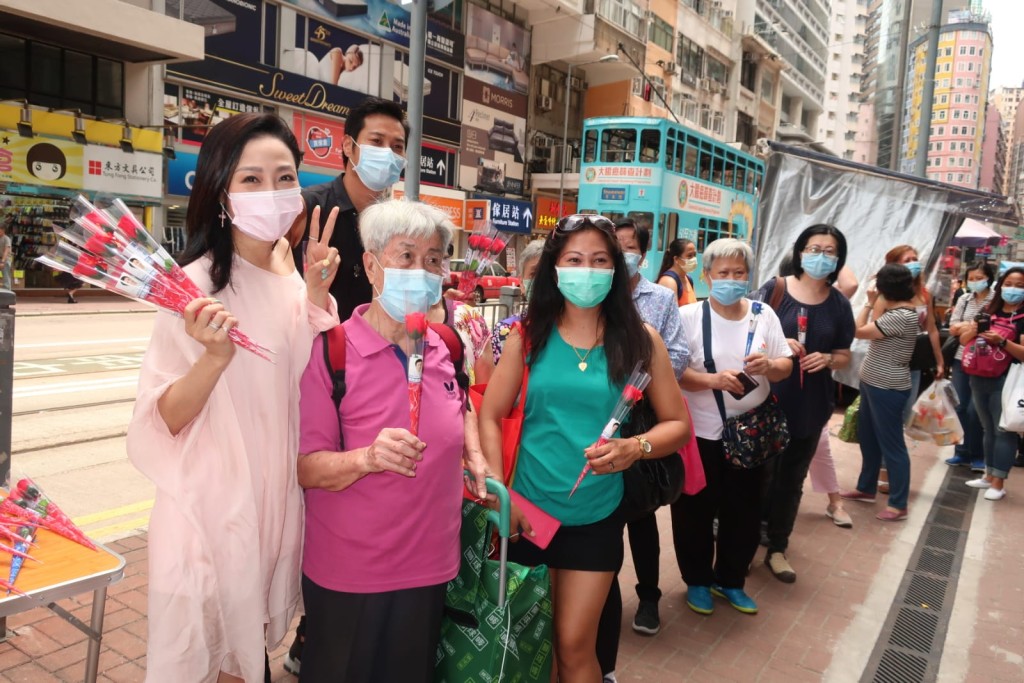 楊玉梅與黃竣鋒在母親節派花。