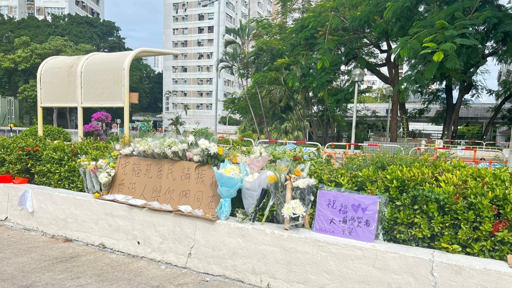不少市民向宏福苑居民送上祝福。佘丹薇攝