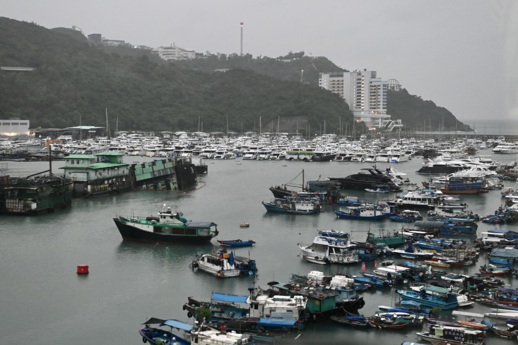 香港仔避風塘已無海上餐廳。