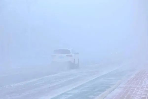 极寒天气致冰雾，能见度最低时不足10米，有私家车雾中行驶。 网图
