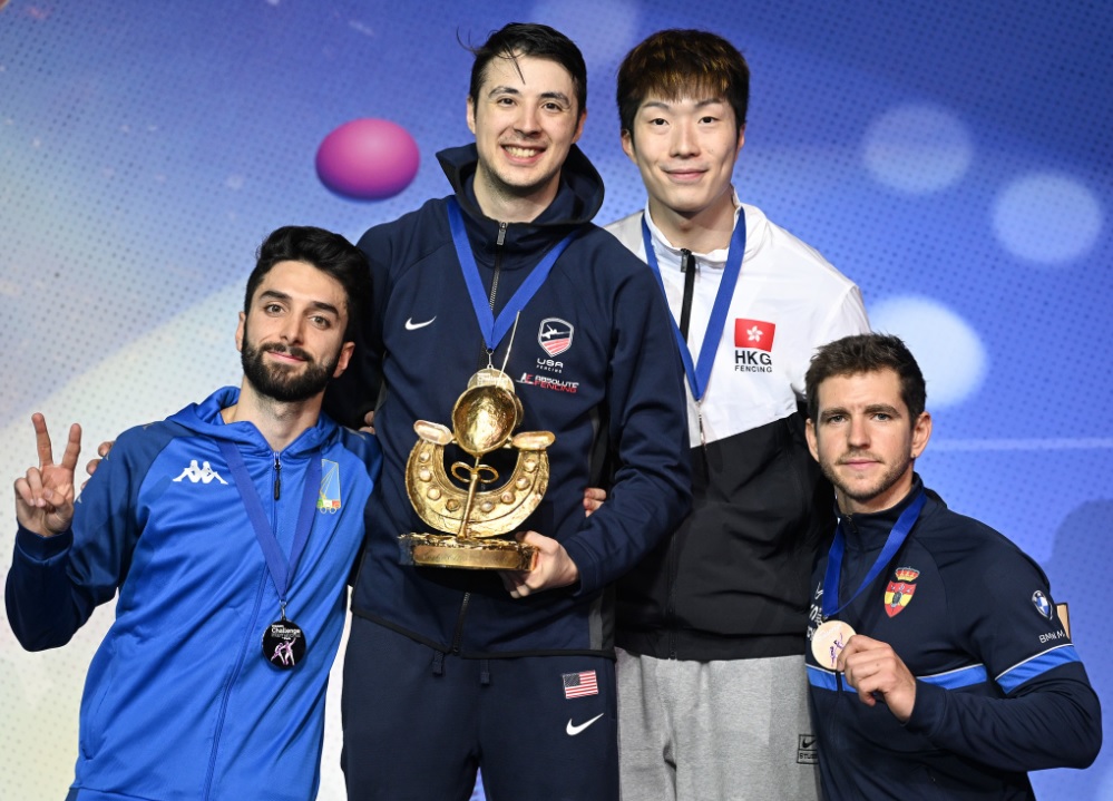 张家朗（右二）在世界杯巴黎站夺铜牌，是他在新赛季的首面奖牌。国际剑联Facebook图片