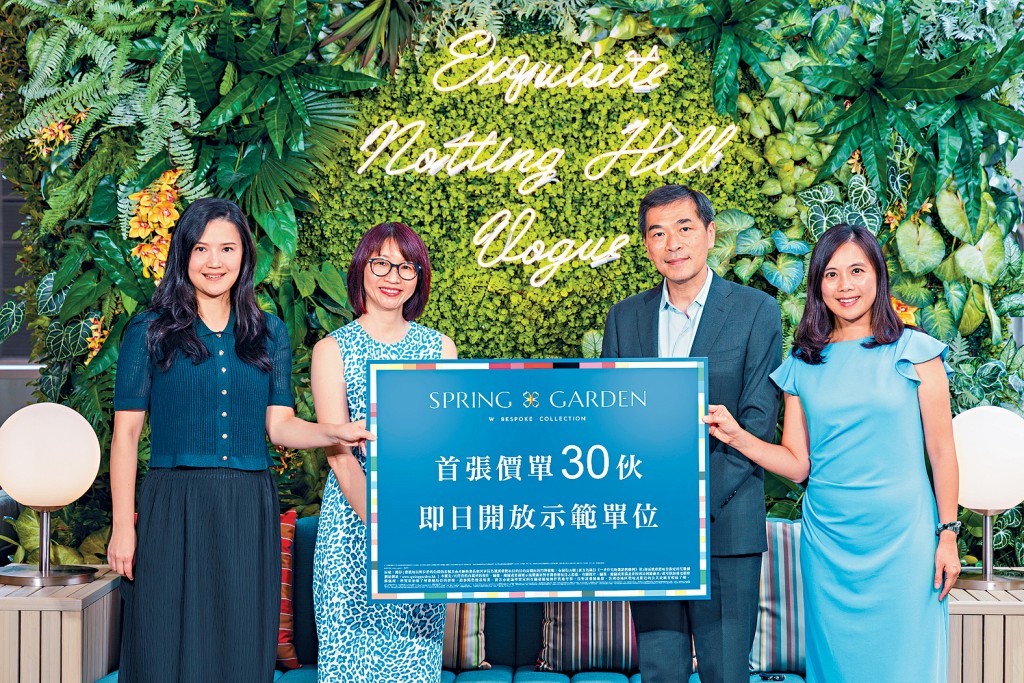 會德豐地產黃光耀(右二)表示, SPRING GARDEN擁「即買即住、即放租」優勢。余麗珠(左二)、岑菲菲(左一)、吳家寶(右一)。