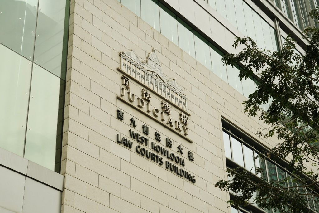 近來有不少法官公開在庭上及出信批評法援律師不專業。 近來有不少法官公開在庭上及出信批評法援律師不專業。