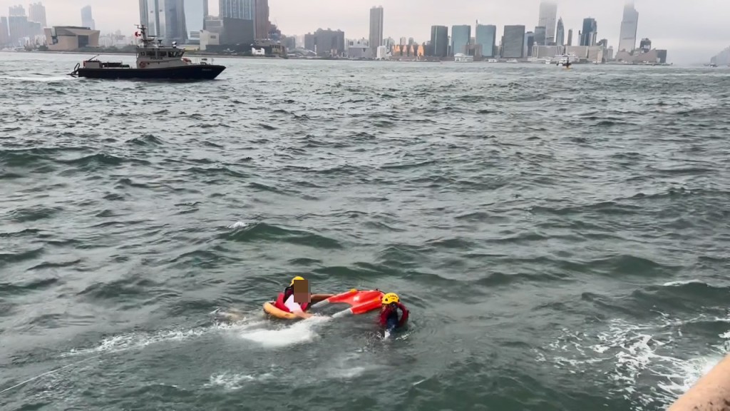 兩名消防員率先落水將男子救起，再慢慢陪他游回岸邊。網上片段截圖