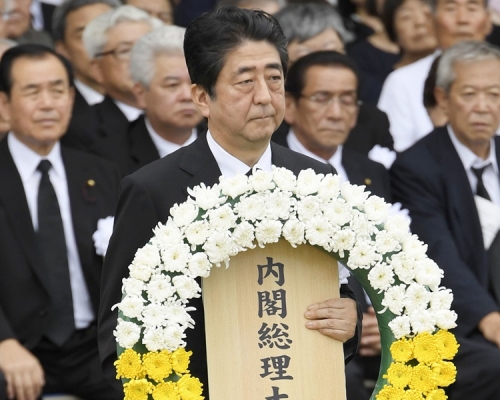 首相安倍晉三送上花圈。AP