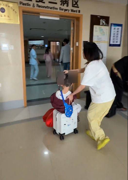 琪寶準備接受第二次手術,把頭上巨痣摘去。抖音@美俠小頭 琪寶準備接受第二次手術,把頭上巨痣摘去。抖音@美俠小頭