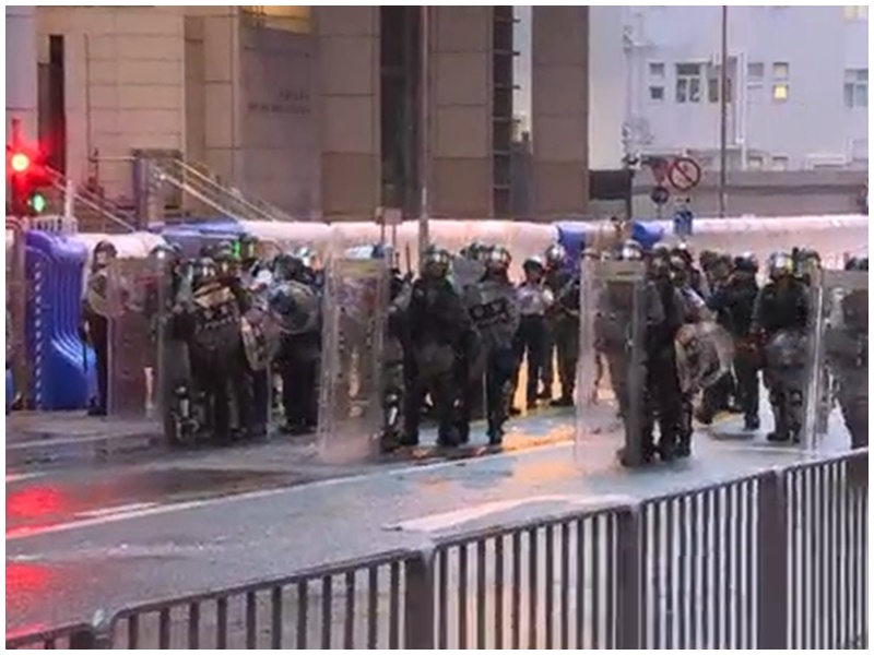 警方在警總外一度舉紅旗。NOWTV截圖