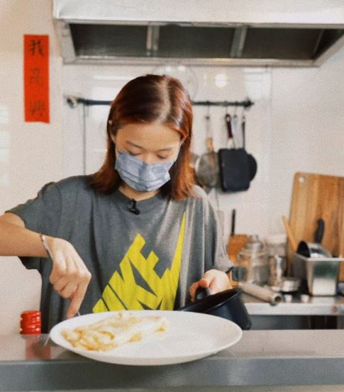 指該男子曾在她長洲的cafe外等候及跟蹤她。
