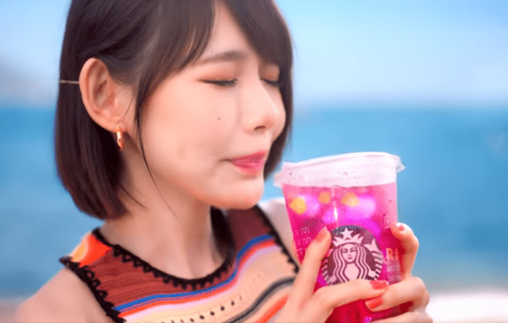 星巴克Starbucks今年邀请林明祯拍摄全新品牌广告片。（图片来源：《Starbucks 一起咖啡不止咖啡 – Refreshers™ 篇》截图）