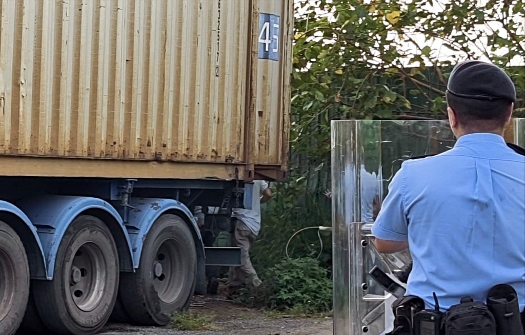 當局圍捕一隻無人看管的犬隻無果。黃文威攝 當局圍捕一隻無人看管的犬隻無果。黃文威攝