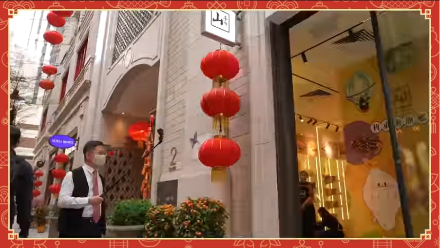 局長執自拍棍,當一天YouTuber。創科局影片截圖