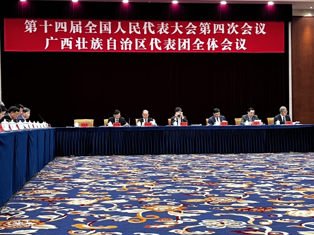 韋韜（右三）表示，在「不能缺席、不能落後」的情況下，廣西主動擁抱人工智能時代。