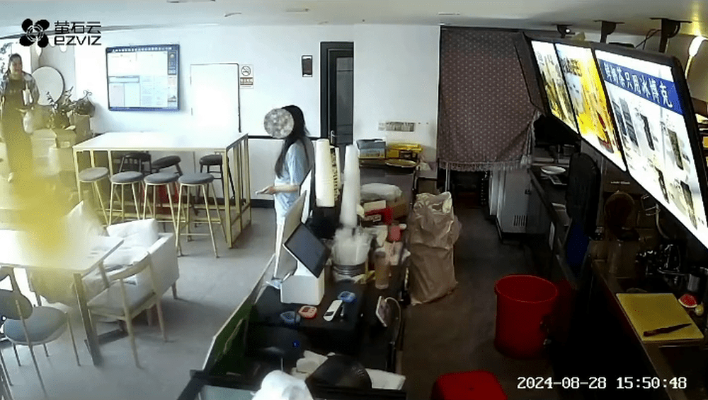 女客想落单时，店员听到叫声马上从二楼下来。