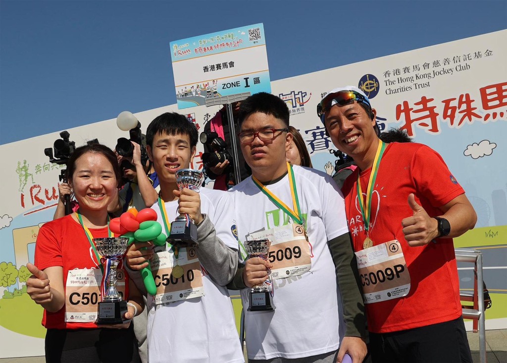 香港賽馬會義工隊 CARE@hkjc 成員及參賽者獲頒企業共融盃獎項。馬會提供圖片