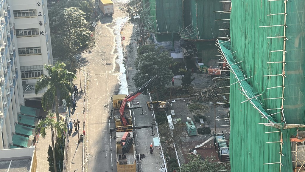 當局在宏褔苑準備多架重型機器,包括推土機、挖泥機、發電機,夾斗車等。劉漢權攝 當局在宏褔苑準備多架重型機器,包括推土機、挖泥機、發電機,夾斗車等。劉漢權攝