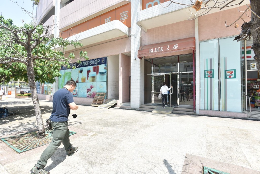 警方今早重返現場調查。楊偉亨攝