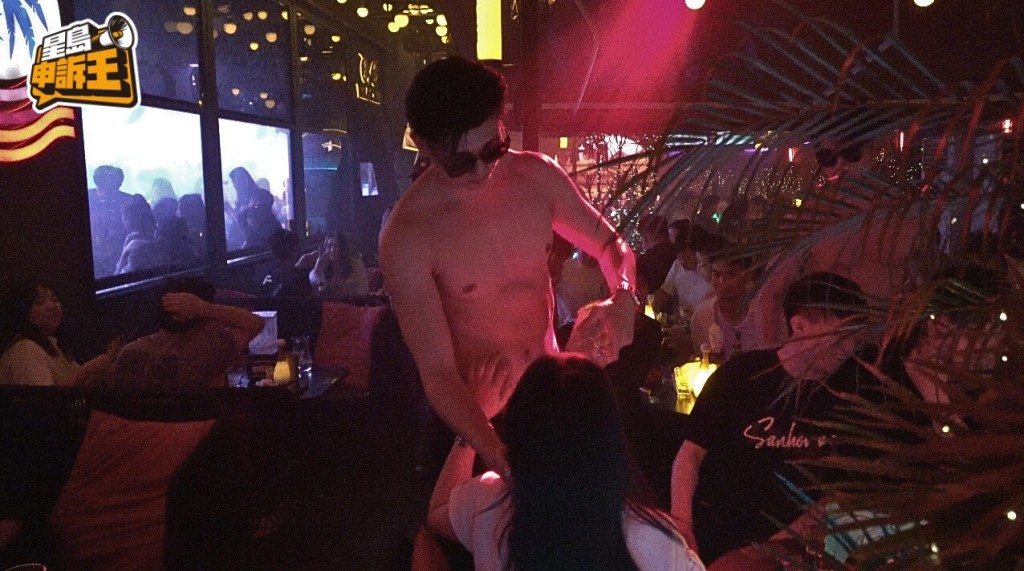 另一個頗受歡迎的互動遊戲 ，就是「托腮灌酒」。只見女客人全部昂起頭來，期待猛男餵她們喝酒。