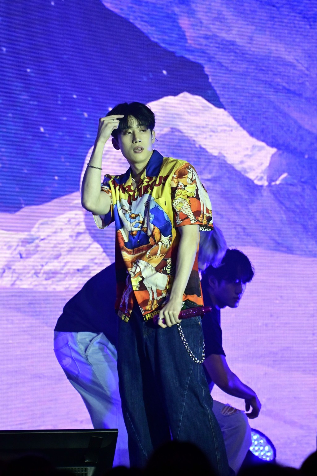 韓勝宇開場便在舞蹈員伴舞下接連跳唱《Intro》以及《Dive into》。
