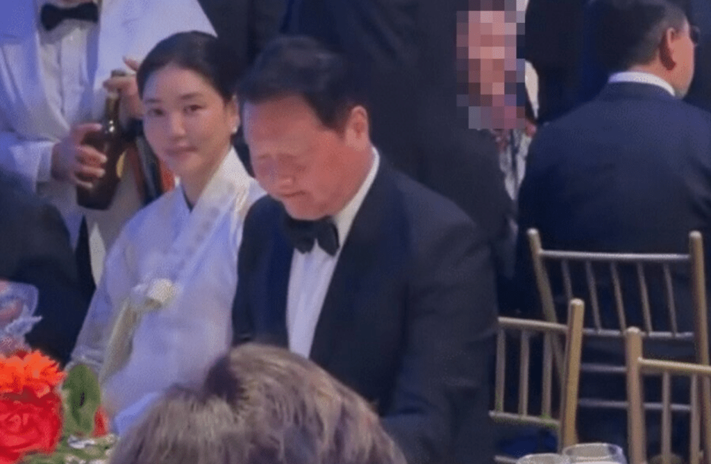 與元配的離婚財產分割訴訟更審後，崔泰源首度與婚外情對象同框亮相。Instagram／kiki3147