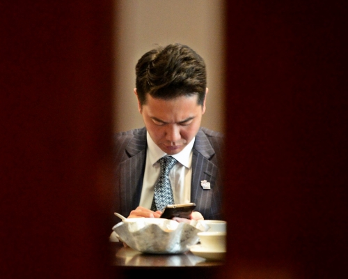泛民主派議員將於明日的內委會動議譴責周浩鼎。