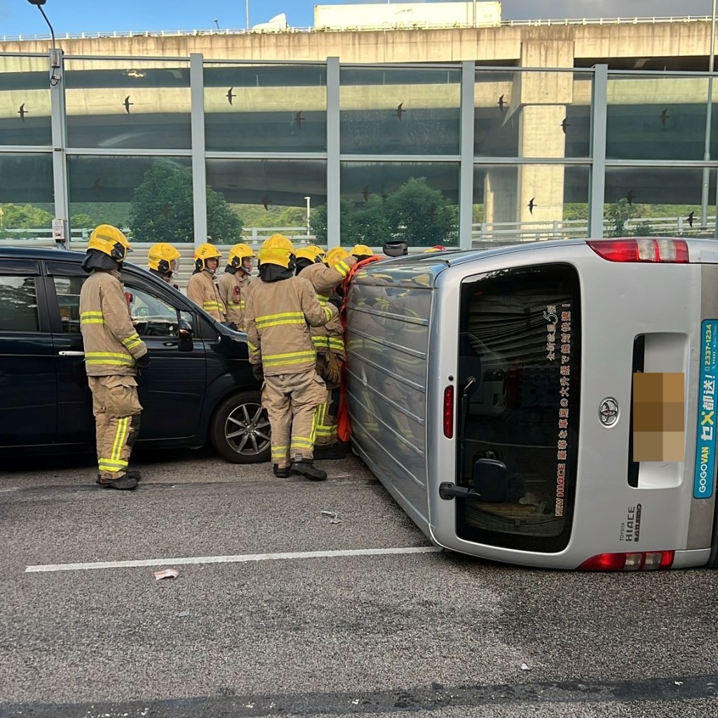 警方消防接報趕至拯救被困人士。FB:香港公共交通智庫 警方消防接報趕至拯救被困人士。FB:香港公共交通智庫