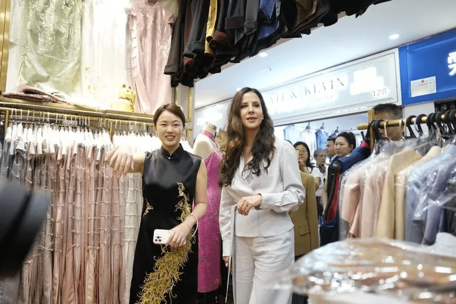 武契奇夫人上海掃貨。 微博