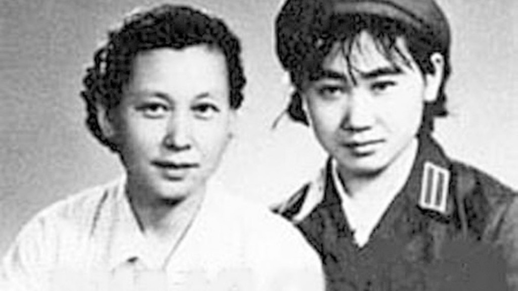 張梅(左)與林彪育有一女林曉霖（圖右）。