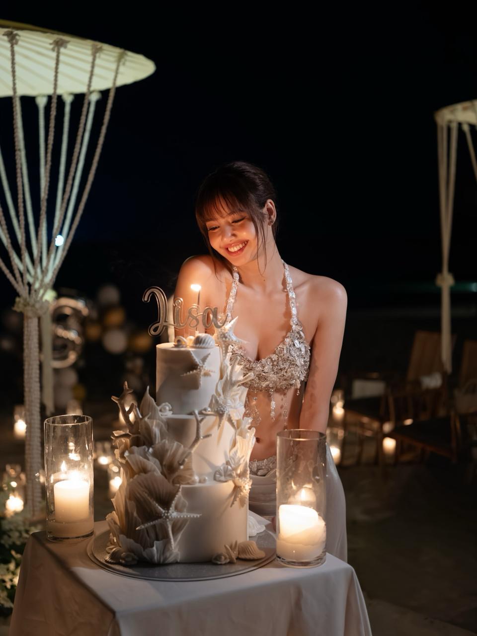 Lisa打扮性感,並於沙灘慶生。 Lisa打扮性感,並於沙灘慶生。