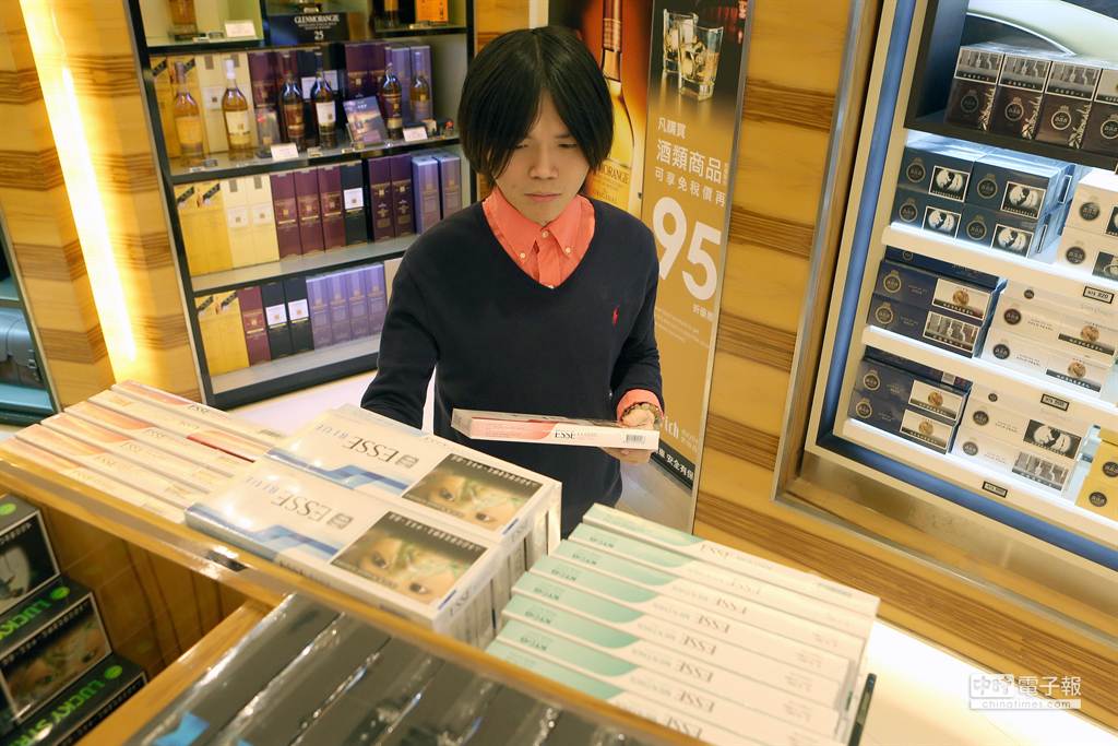 入境台灣的旅客，只可在免稅店買指定的加熱煙產品。中時