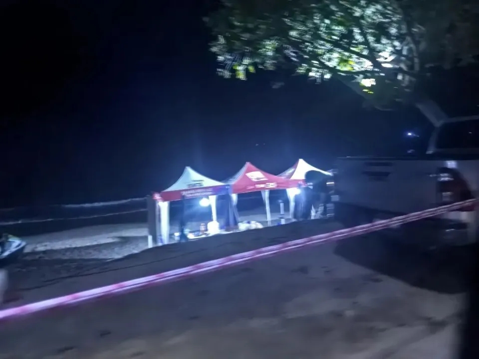 搜救人員搭建的遮陽棚連夜還亮著燈。