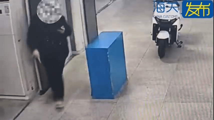 女子上半身异常臃肿沙头角闯关被截。 海关发布 女子上半身异常臃肿沙头角闯关被截。 海关发布