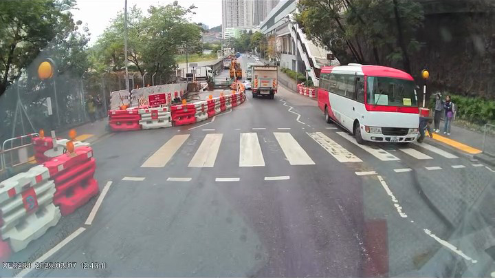 校巴右邊車頭直撞男學生，令他跌倒地上。網上片段截圖